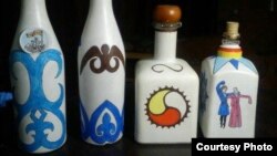 После работы она до поздней ночи Лиана Мамиева выводит осетинский орнамент на изделиях из стекла или выжигает узор по мотивам народных сказаний на деревянных досках