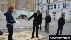 Performans ispred sarajevske Katedrale, oktobar 2012. foto: klix.ba