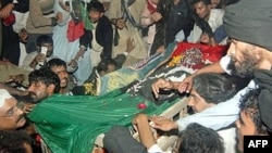 Бинәзирнең якыннары аны җирләү алдыннан.28.12.2007