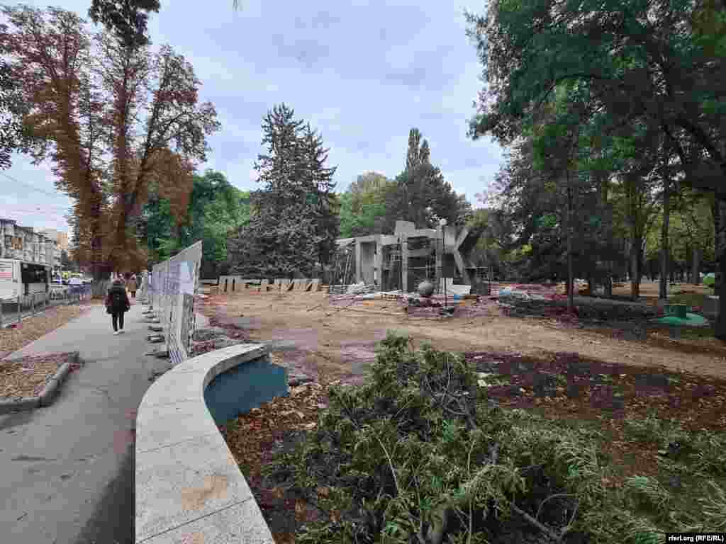 Подрядчик благоустройства Детского парка Симферополя должен был закончить работы к 1 сентября, но не выполнил свои обязательства