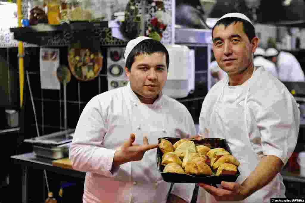 Москвалыктарды чыгыш даамдары менен тамшанткан ташкенттик Ахмаджон жана Саид.
