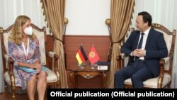 Тышкы иштер министри Руслан Казакбаев менен  Германиянын Кыргызстандагы жаңы дайындалган атайын жана толук ыйгарымдуу элчиси Габриэла Геллил. 
