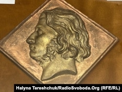 Робота Париса Філіппі "Адам Міцкевич", бронза , позолота