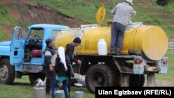 Сүт тапшыруу учуру. Архив сүрөт. 
