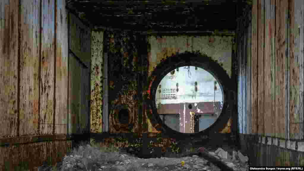 Esası - ayaq tübune baqmaq