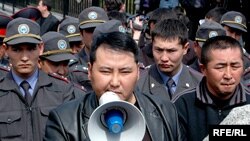 "Мусулмонлар иттифоқи" ҳамраисларидан бири Нурлан Мўтуев аввал ҳам ғайриоддий чиқишлари билан қирғизистонликларни ҳайратга солиб келган.