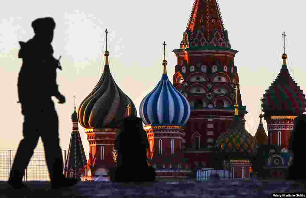 Паліцыянты патрулююць Маскву ў часе пандэміі.&nbsp;