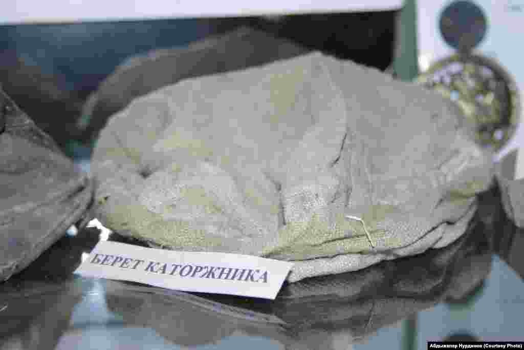 Тюмень шаарындагы №1 СИЗОнун музейинде сакталган абактагылардын буюмдары - сүргүндөгү адамдын баш кийими&nbsp; 