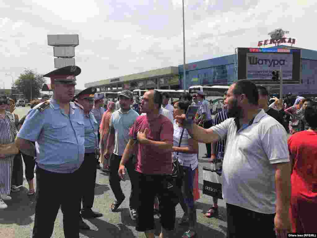 Маусымның 27-і күні таңертеңгі сағат 11 шамасында Шымкенттегі &quot;Ақмешіт&quot; мешіті мен &quot;Бекжан&quot; базары алдындағы көшені Арыс тұрғындары жапты.&nbsp;