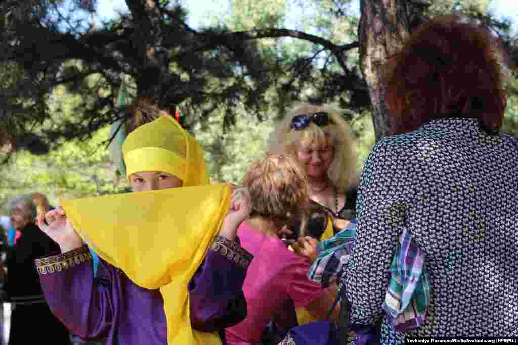 Вихованки студії східного танцю &laquo;Басіма&raquo; готуються до виступу. Юна учасниця концертної програми