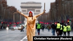 Елисейские поля, участница манифестаций в костюме Марианны. 22 декабря 2018