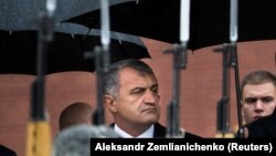 В Южной Осетии внимательно следят за частыми командировками Анатолия Бибилова в Россию