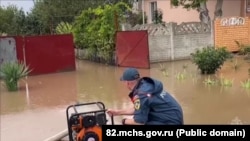 Rusiye Fevqulâde vaziyetler nazirliginiñ hadimleri 2025 senesi sentâbr ayında Canköy rayonında furtuna aqibetlerini yoq ete