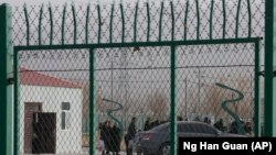 На въезде на территорию «лагеря перевоспитания» в Артуше, Синьцзян. Декабрь 2018 года.
