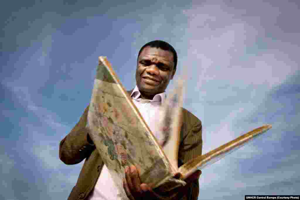 Жан Луи 1996-жылы Конгодогу жарандык уруштун айынан өз үйүнөн качканда, үй бүлөлүк сүрөт альбомун кошо ала кеткен. &quot;Мен кетээрим менен агам көз жумду. Сүрөттөр андан калган таберик&quot;, дейт. 