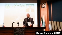 حسام‌الدین آشنا درباره گفته‌های خود مبنی بر «مواجهه‌های سخت‌تر برای تغییرات» و «هزینه‌های آن» توضیح بیشتری نداد.