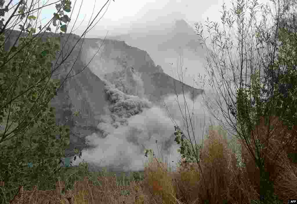 A landslide in Pakistan&#39;s northern Hunza Valley following the earthquake