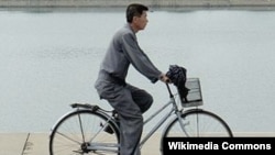 پیونگ یانگ، پایتخت کره شمالی/ مردی در لباس فرم شهروندی