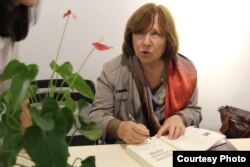 Сьвятлана Алексіевіч на Пэкінскім кніжным кірмашы.