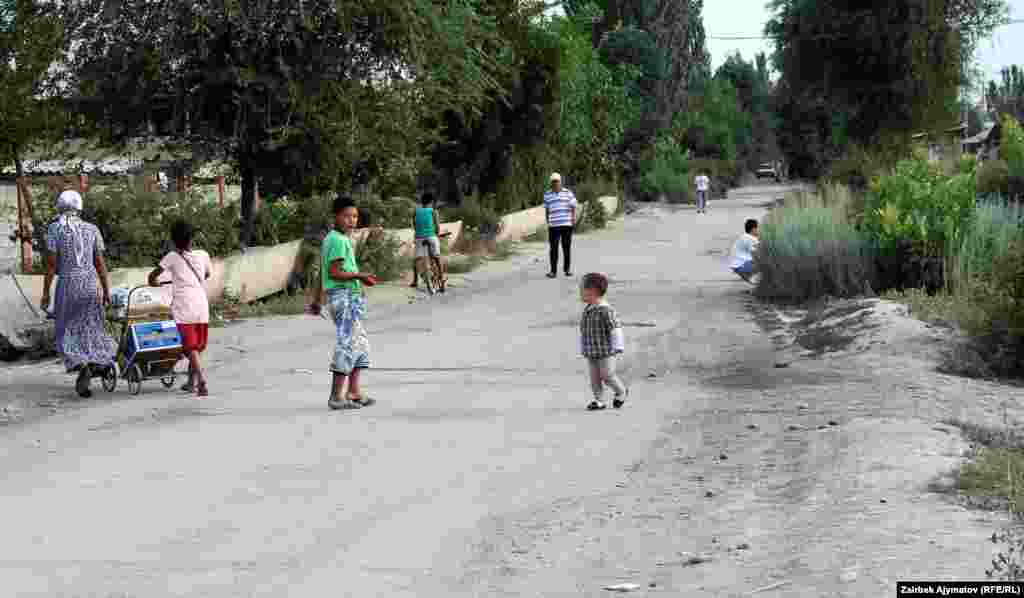 Ижарачылардын балдары автоунаа өткөн көчөлөрдө ойношот. 