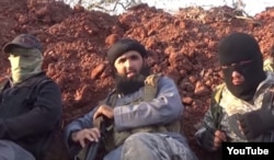 Суриядаги "Тавҳид ва Жиҳод" ўзбек жангари гуруҳи етакчиси Абу Салоҳ, сурат Youtube тармоғида 2015 йил 19 сентябрда эълон қилинган видеодан олинди.