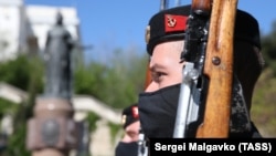 Військовослужбовці під час святкування 237-річчя від дня створення Чорноморського флоту Росії в Катерининському сквері, Севастополь, архівне фото