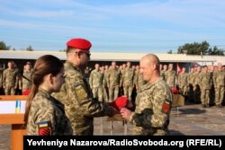 Начальник управління ракетних військ і артилерії Сергій Мусієнко вручає новий берет командиру бригади Роману Качуру