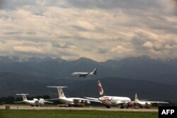 یک فروند هواپیمای شرکت ایر آستانا در حال فرود در فرودگاه آلماتی