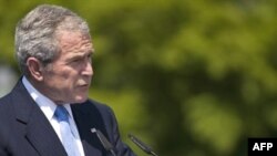 جرج بوش بار دیگر در اسلوونی تاکید کرد که آمريکا و اروپا بايد مانع دستيابی ايران به سلاح هسته ای شوند.(عکس: AFP)