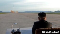 Түндүк Кореянын бышчысы Ким Чен Ын ракетаны сыноодон өткөрүү иш-чарасында. Архив сүрөт. 