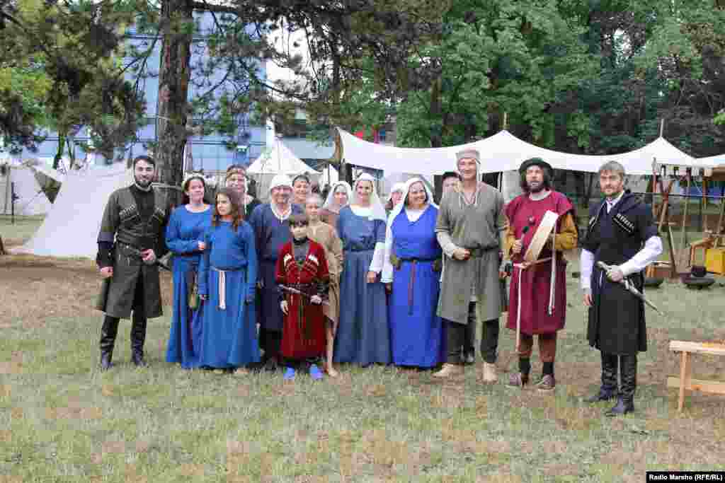 Музейхь гулбелла къаьмнийн векалш шайн дайн духаршца.