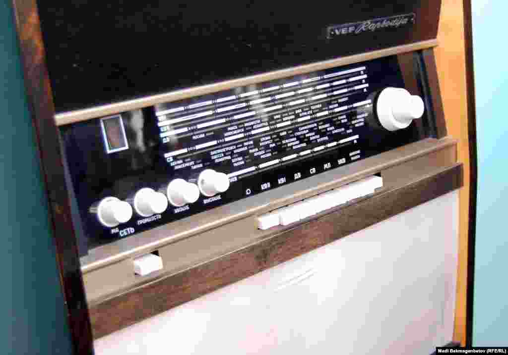 «Мынадай радиоқабылдағыштармен тыйым салынған  Азаттық радиосын, «Америка дауысын» жасырын тыңдауға болатын», - дейді музей қызметкері. 