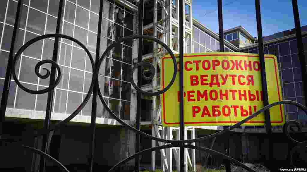 Yerli sakinler, qurulıp bitirilmegen binanıñ Moskvadan olğan yañı saipleriniñ qurucılıq işlerini ğayrıdan başlamaq istegenlerini bildireler