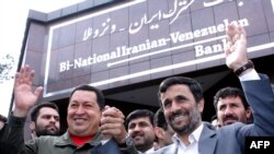 محمود احمدی نژاد (راست) و هوگو چاوز، رئیس جمهوری ونزوئلا