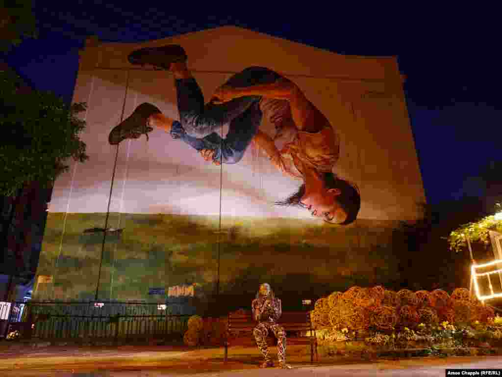 &laquo;Мрійниця&raquo; (The Dreamer), автор Fintan Magee, &ndash; це портрет української гімнастки Ганни Різатдінової. Вона родом із Криму, але зараз живе в Києві. Про насильницьку анексію Росією її рідного півострова вона каже: &laquo;Не можу зрозуміти, чому, як Крим може бути російським? Як наша сімферопольська школа може тренуватися під російським прапором? Мене це обурює&raquo; (вулиця Стрілецька, 12)