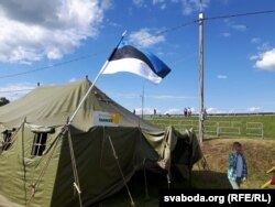 Эстонцы на александрыйскім Купальлі над сваім намётам вывесілі свой сьцяг