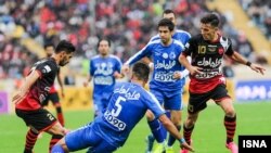 بازی در ورزشگاه آزادی زیر بارش باران و با حضور ۹۰ هزار تماشاگر انجام شد.
