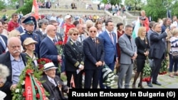 Честване на Деня на победата в Пловдив. В средата: посланичката на Русия Елеонора Митрофанова (в униформа), Георги Гергов, Калоян Паргов (БСП).