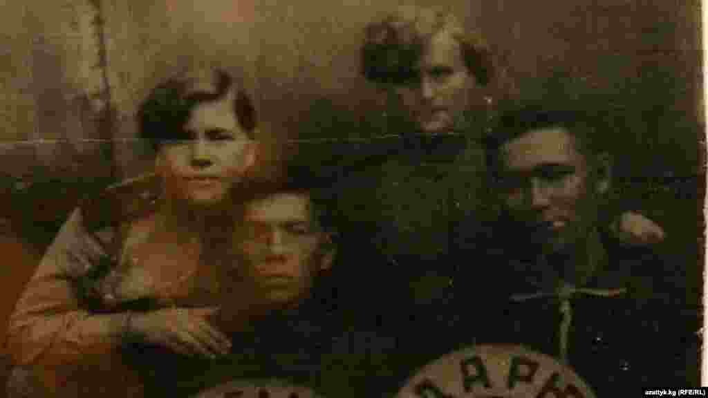 Асек Урмамбетов (биринчи катарда оңдо) Украинадагы госпиталда. 1943-жыл. (Жеке архивдеги сүрөт)