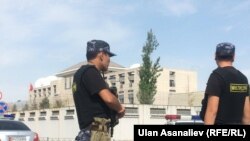 Кытай элчилинин алдындагы милиция кызматкерлери. 30-август, 2016-жыл