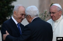 شیمون پرز و محمود عباس در کنار پاپ فرانسیس پس از کاشتن یک درخت زیتون در واتیکان