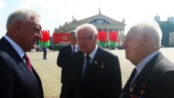 Сярод удзельнікаў сходу старшыня Савету Рэспублікі Міхал Мясьніковіч (зьлева) і былыя першыя сакратары ЦК КПБ Мікалай Сьлюнькоў (па цэнтры) і Яфрэм Сакалоў.