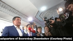 Сооронбай Жээнбеков на избирательном участке, 15 октября 2017 года.