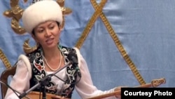 Әсем Ережеқызы, айтыскер ақын. Шығыс Қазақстан облысы Қарауыл ауылы, 15 қыркүйек 2011 жыл. (Көрнекі сурет)