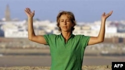 یک زن مراکشی در حال انجام تمرینات یوگا در رباط