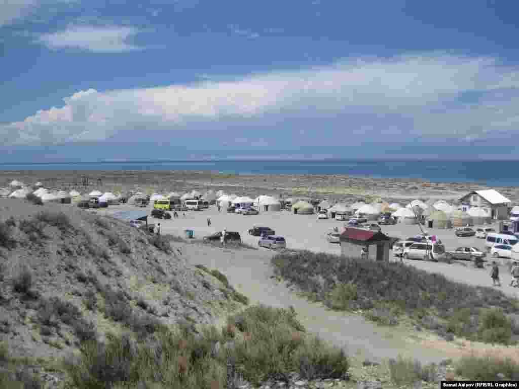 Около озера функционирует небольшой рынок, есть автостоянка, пункты общественного питания и гостиницы. Сутки проживания в гостинице стоят 200 сомов на человека. &nbsp;