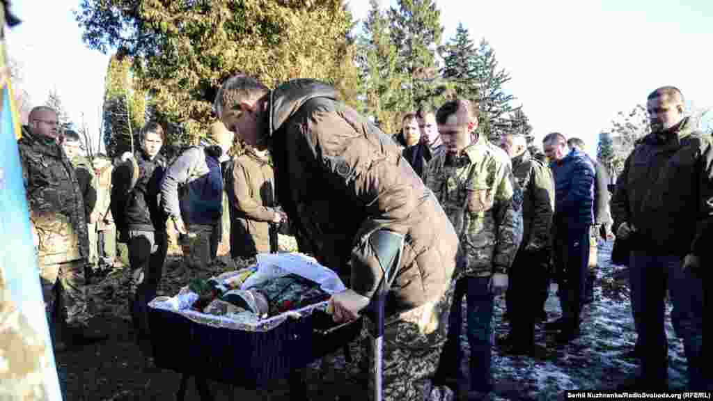 Військові побратими віддають останню честь