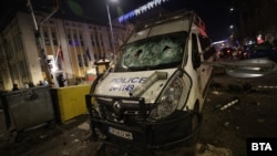 Хора с маски и полицейско бездействие. Как мирният протест ескалира