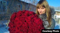 Настя Сазонова, получившая от своего парня  Павла Барсукова 101 розу на трехлетний юбилей их первого свидания. Семей, январь 2012 года. Фото Алексея Барсукова.