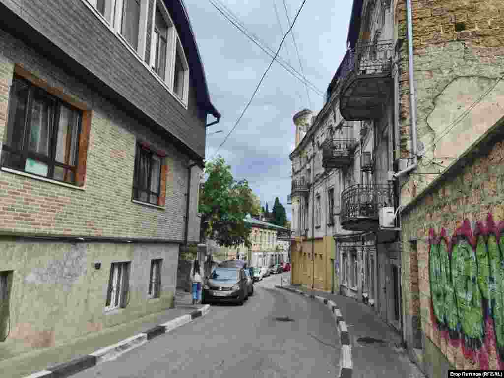 Будинок із напівзруйнованою ротондою, колись тут знімали одну зі сцен для фільму «Асса» з Віктором Цоєм